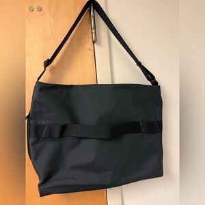 Away F.a.r Messenger 16L  Navy Blue Canvas Messenger Bag